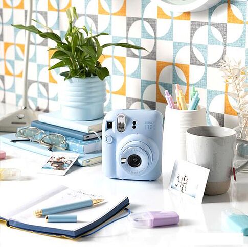 Фотоаппарат Fujifilm Instax Mini 12 (голубой) + голубой чехол Sundays с ремнем