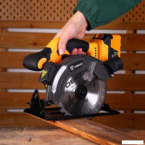 Дисковая (циркулярная) пила Deko CSDU20 083-1104 (с 1-им АКБ)