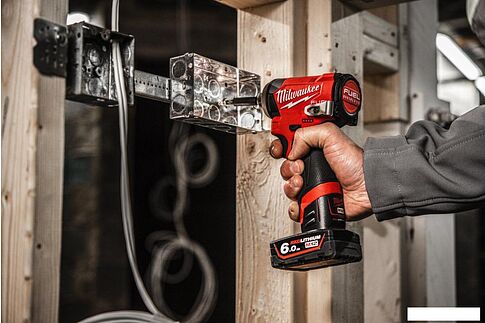 Винтоверт Milwaukee M12 FID2MC-202X Fuel 4933499462 (с 2-мя АКБ, кейс)