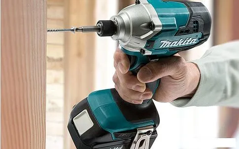 Винтоверт Makita DTD156RFE (с 2-мя АКБ)