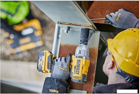 Гайковерт DeWalt DCF897P2T (с 2-мя АКБ, кейс)