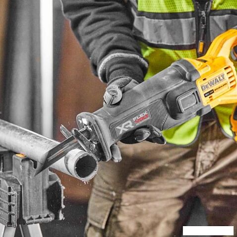 Сабельная пила DeWalt DCS386NT-XJ (без АКБ)