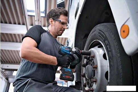 Гайковерт Bosch GDS 18V-1050 H Professional 06019J8502 (с 2-мя АКБ 8 Ah, кейс)