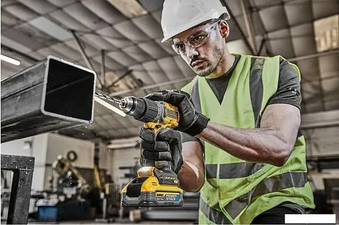 Ударная дрель-шуруповерт DeWalt DCD805H2T (с 2-мя АКБ 5 Ач, кейс)