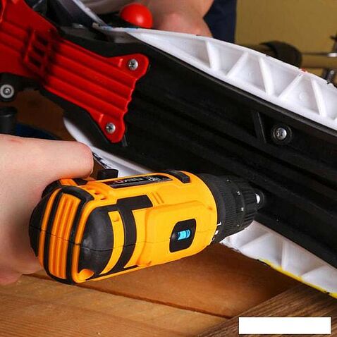 Дрель-шуруповерт Deko Banger SET 93 063-4168 (с 2-мя АКБ, кейс, набор оснастки)