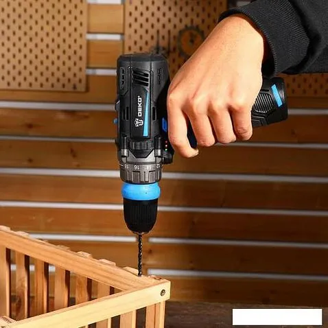 Дрель-шуруповерт Deko DKCD12V PRO 083-1004 (с 2-мя АКБ 1.5Ач, кейс)