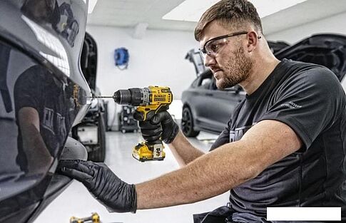 Ударная дрель-шуруповерт DeWalt DCD706D2-QW (с 2-мя АКБ, кейс)