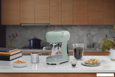 Рожковая кофеварка Smeg ECF02PGEU
