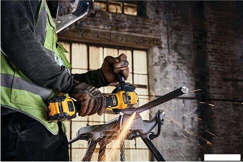 Угловая шлифмашина DeWalt DCG409VSNT-XJ (без АКБ, кейс)