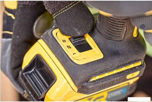 Винтоверт DeWalt DCF870E2T (с 2-мя АКБ, кейс)