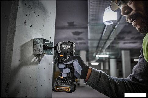 Винтоверт DeWalt DCF85ME2GT (с 2-мя АКБ, кейс)