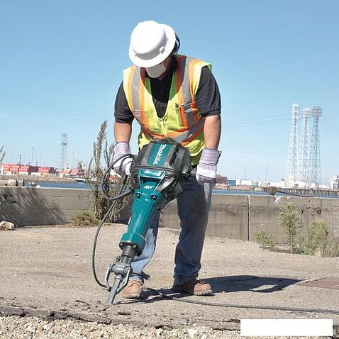 Отбойный молоток Makita HM1812