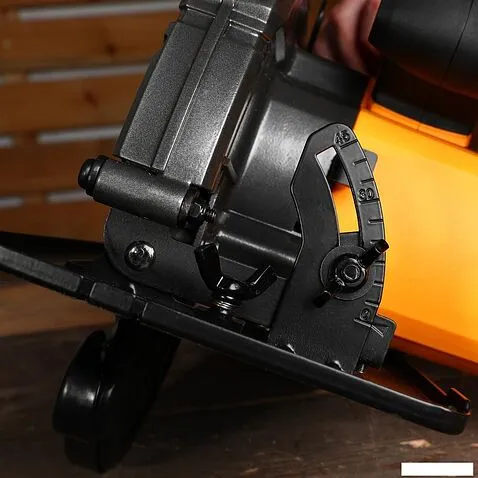 Дисковая (циркулярная) пила Deko CS2500-D 083-1102