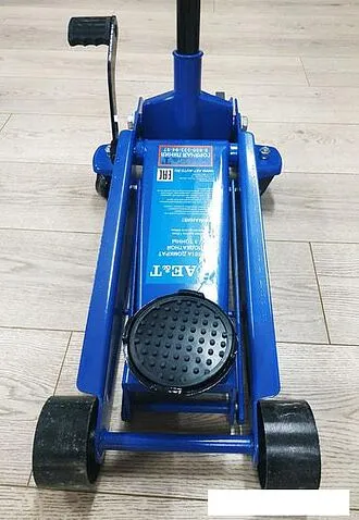 Подкатной домкрат AE&T T31101A 3т