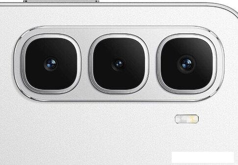 Телефон Infinix Hot 60i X6728 8GB/256GB (серебристый)