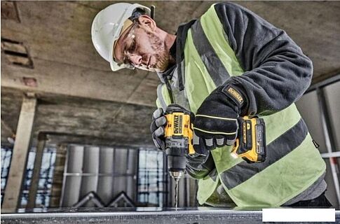 Дрель-шуруповерт DeWalt DCD800E2T (с 2-мя АКБ, кейс)