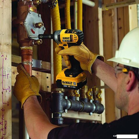 Гайковерт DeWalt DCF880M2