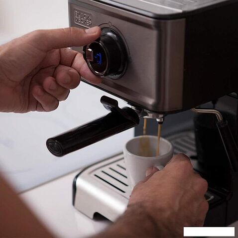 Рожковая помповая кофеварка Black & Decker BXCO1200E