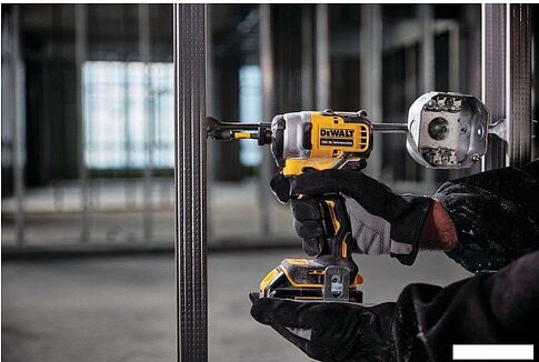 DeWalt DCK2062D2T (шуруповерт, винтоверт, 2 АКБ, кейс)