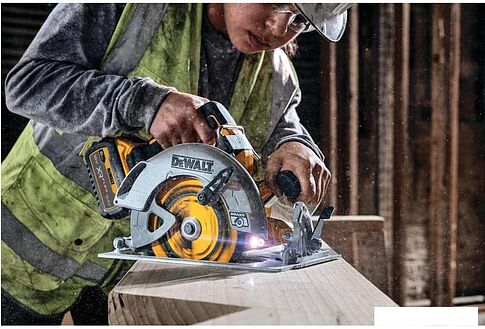 Дисковая (циркулярная) пила DeWalt DCS573NT-XJ (без АКБ, кейс)