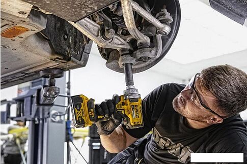 Гайковерт DeWalt DCF894P2-QW (с 2-мя АКБ, кейс)