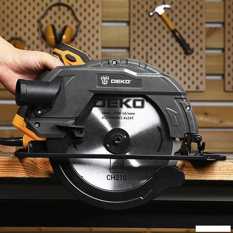 Дисковая (циркулярная) пила Deko CS2500-D 083-1102
