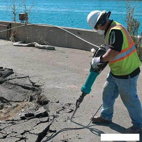 Отбойный молоток Makita HM1812