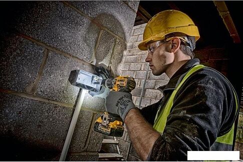 Ударная дрель-шуруповерт DeWalt DCD796E1T (с 1-им АКБ, кейс)