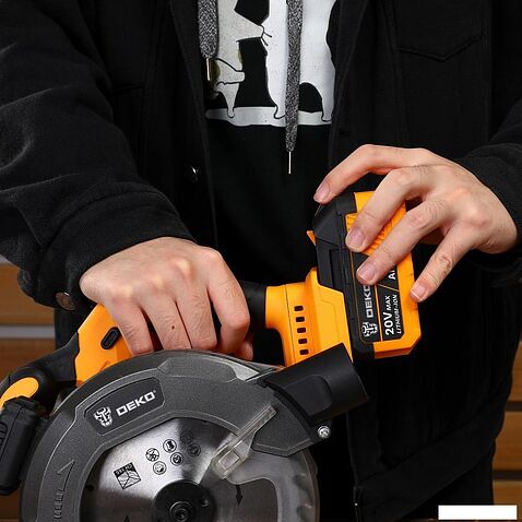 Дисковая (циркулярная) пила Deko DKCS20V 084-1039 (с 1-им АКБ)