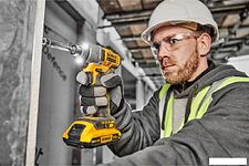 Винтоверт DeWalt DCF840D2T (с 2-мя АКБ, кейс)