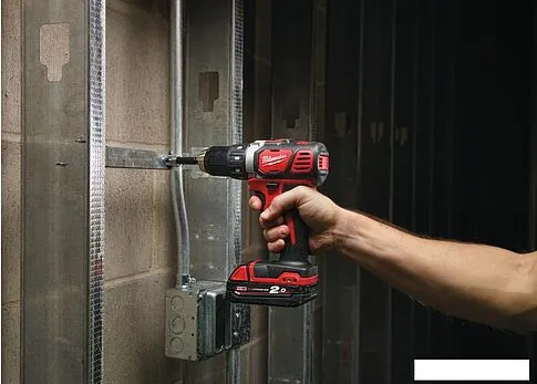 Дрель-шуруповерт Milwaukee M18 BDD-202C [4933443555]