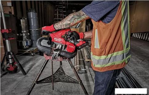 Ленточная пила Milwaukee Fuel M18 FBS85-202C 4933471497 (с 2-мя АКБ, кейс)