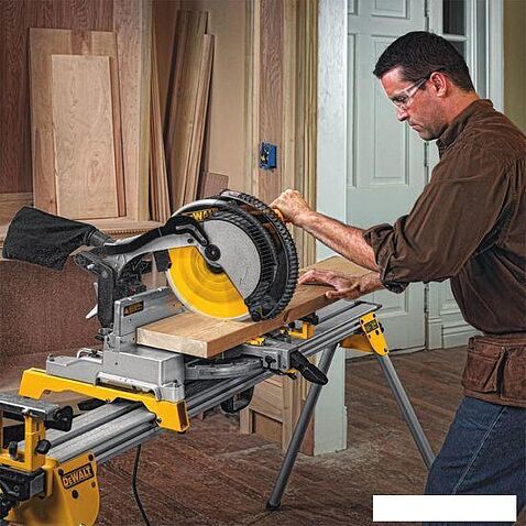 Торцовочная пила DeWalt DWS715