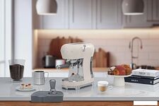 Рожковая кофеварка Smeg ECF02CREU Рожковая кофеварка Smeg ECF02CREU