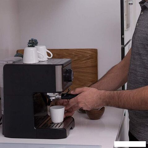 Рожковая помповая кофеварка Black & Decker BXCO1200E