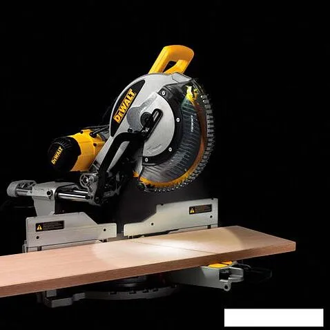 Дисковая пила DeWalt DWS780