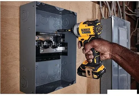 Винтоверт DeWalt DCF809NT (без АКБ, кейс)