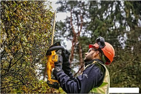 Кусторез DeWalt DCMHT563N-XJ (без АКБ)