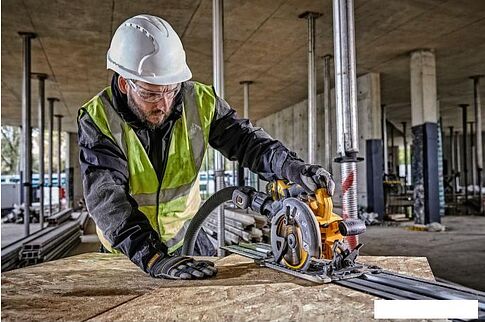 Дисковая (циркулярная) пила DeWalt DCS579NT-XJ (без АКБ, кейс)