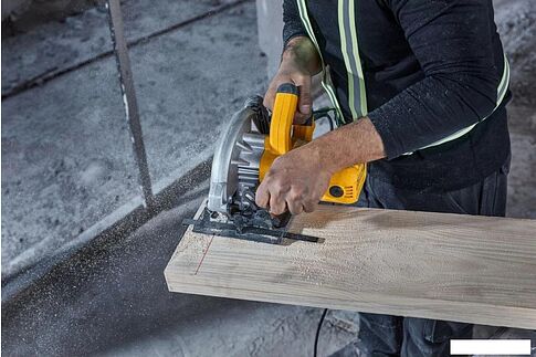 Дисковая (циркулярная) пила DeWalt DWE5615