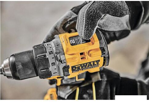 Дрель-шуруповерт DeWalt DCD800NT (без АКБ, кейс)