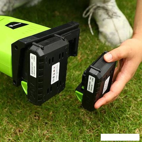 Триммер Deko DKTR40 (с 2-мя АКБ)