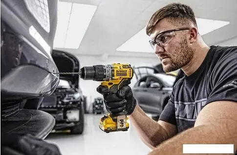 Ударная дрель-шуруповерт DeWalt DCD706D2-QW (с 2-мя АКБ, кейс)