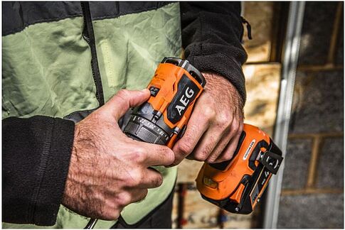 Дрель-шуруповерт AEG Powertools BS18SBL2-202C 4935480056 (с 2-мя АКБ, кейс)