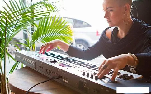 Синтезатор Roland Juno-DS61