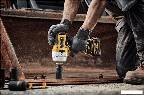 Гайковерт DeWalt DCF961NT (без АКБ, кейс)