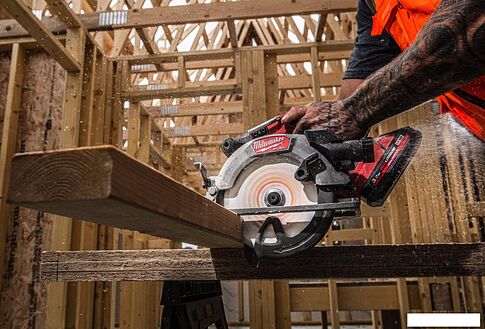 Дисковая (циркулярная) пила Milwaukee M18 FCS552-0X Fuel 4933493588 (без АКБ, кейс)