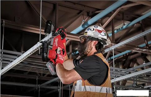 Ленточная пила Milwaukee Fuel M18 FBS85-202C 4933471497 (с 2-мя АКБ, кейс)