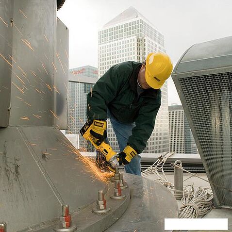 Угловая шлифмашина DeWalt DCG412M2