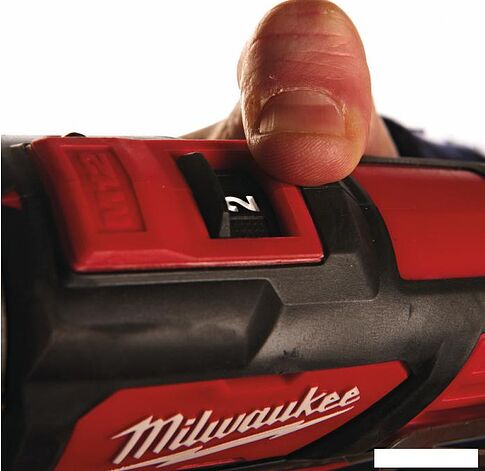 Ударная дрель-шуруповерт Milwaukee M12 BPD-202C 4933441940 (с 2-мя АКБ, кейс)